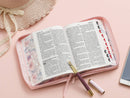 Biblia con Cierre Portátil Letra Grande 12 puntos RV1960, imit piel flores rosa con índice y canto floral