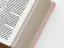 Biblia Portátil Letra Grande  PARA MUJER 12 puntos RV1960, imit piel rosa clásica