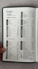 Biblia RVR60 Tamaño manual con broche y asa. Floral sobre negro