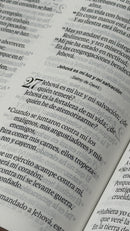 Biblia RVR60 Tamaño manual con broche y asa. Floral sobre negro