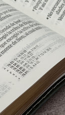 Biblia RVR60 Tamaño manual con broche y asa. Floral sobre negro