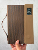 Biblia RVR60 Tamaño manual con broche y asa. Café/café