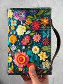 Biblia RVR60 Tamaño manual con broche y asa. Floral Estampado