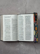 Biblia RVR60 Tamaño manual con broche y asa. Floral Estampado