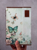 Biblia RVR60 Tamaño manual con broche y asa. Floral con mariposas
