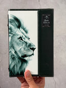 Biblia RVR60 Tamaño manual con broche y asa. León de Judá