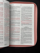Biblia para mujer letra 11 puntos  RVR60 de Obsequios y premios Coral Mariposa con cierre
