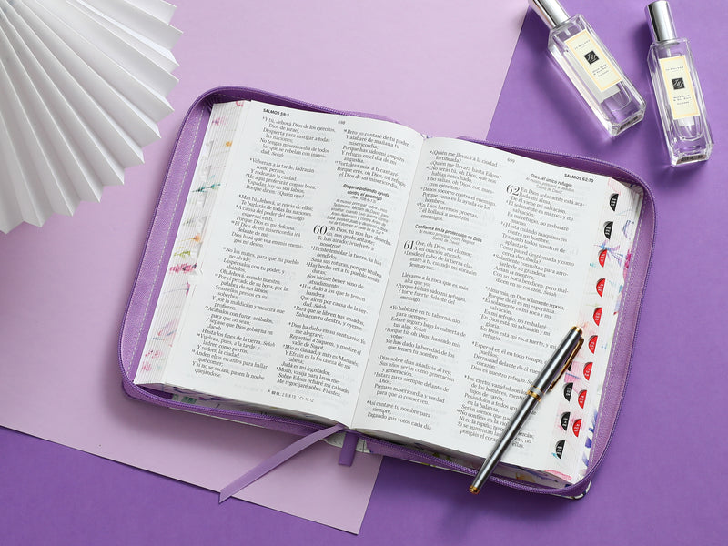 Biblia con Cierre Letra Grande 12 puntos para Mujer RV1960 imit piel lila con índice, canto floral, y asa de mano