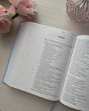 Biblia de margen amplio NTV con NOTAS  Filament (SentiPiel, Floral, Índice, Letra Roja) (Spanish Edition)