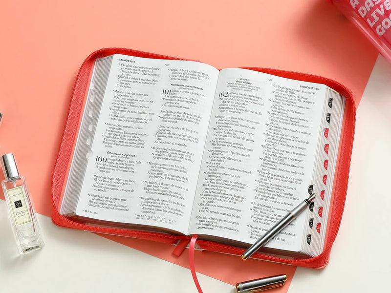 Biblia con Cierre Letra Grande 12 puntos para Mujer RV1960 imit piel blanco y coral pájaros con índice