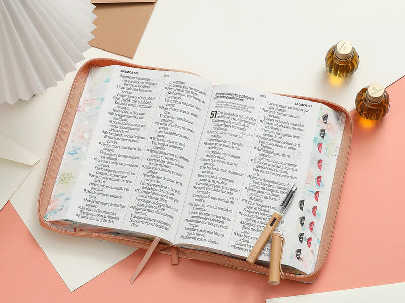 Biblia con Cierre Letra Súper Gigante 19 puntos Mediana RV1960 imit piel jardín coral con índice y canto floral