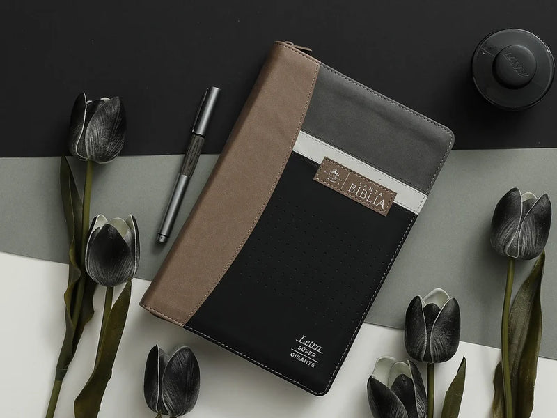 Biblia con Cierre Letra Súper Gigante 19 puntos Mediana RV1960 tricolor gris/negro/beige con índice
