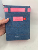 Bíblia letra grande 11 puntos portatil  rv1960  para jóvenes cierre tela jean cinturon rosa indice