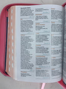 Bíblia letra grande 11 puntos portatil  rv1960  para jóvenes cierre tela jean cinturon rosa indice