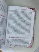Biblia para la Predicación de Avivamiento para Mujer Reina-Valera 1960 imit. piel blanco floral y canto pintado con índice