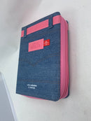 Bíblia letra grande 11 puntos portatil  rv1960  para jóvenes cierre tela jean cinturon rosa indice