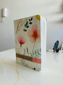 Biblia con Cierre Portátil 12 puntos RV1960, imit piel blanco flores con índice y canto floral