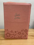 BIBLIA PARA MUJER LETRA GIGANTE REINA VALERA 1960 CIERRE ROSA SEMIPIEL INDICE 14 PUNTOS