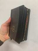 BIBLIA TAMAÑO BOLSILLO REINA VALERA 1960 CIERRE /ESPADA GRIS INDICE 8 PUNTOS