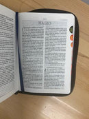 BIBLIA TAMAÑO BOLSILLO REINA VALERA 1960 CIERRE /ESPADA GRIS INDICE 8 PUNTOS