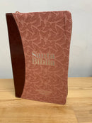 Bíblia para Mujer letra gigante 14 puntos Reina valera  1960 mariposa/cafe cierre índice