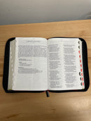 Biblia letra grande  tamano manual reina 1960 con cierre rojo con negro/semipiel índice 12 puntos