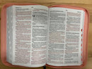 BIBLIA PARA MUJER LETRA GIGANTE REINA VALERA 1960 CIERRE ROSA SEMIPIEL INDICE 14 PUNTOS
